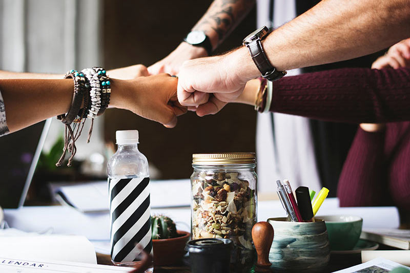 Frau arbeitet am Laptop